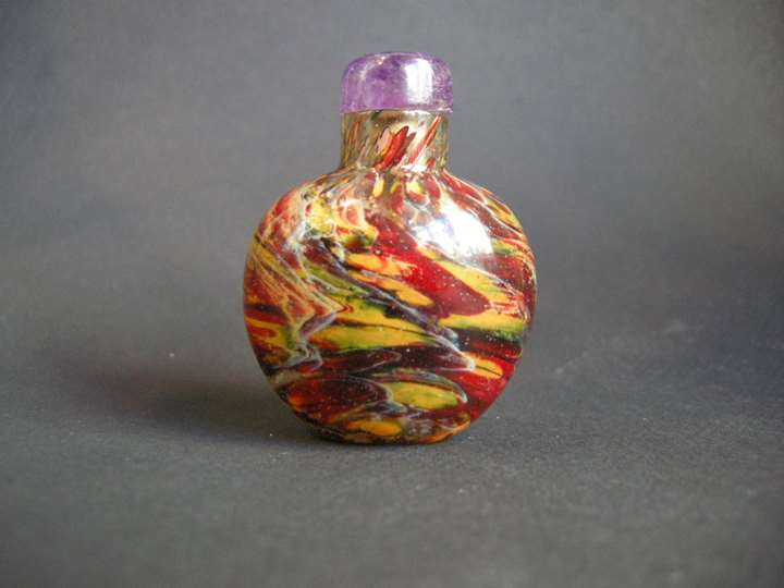 Swirl glass snuff bottle of different colors - red yellow black